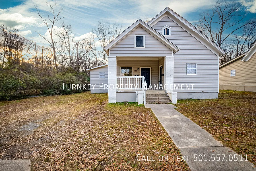 Renovated 3bed 2 bath Duplex! Half off 1st month's Rent — Photo 1