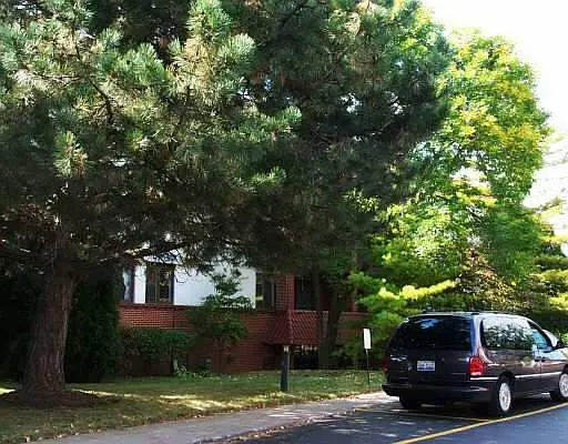 2046 Saint Johns Ave APT 2B photo 1