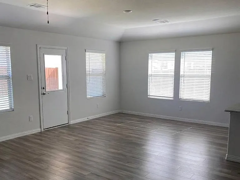 514 Janette Ct — Photo 5