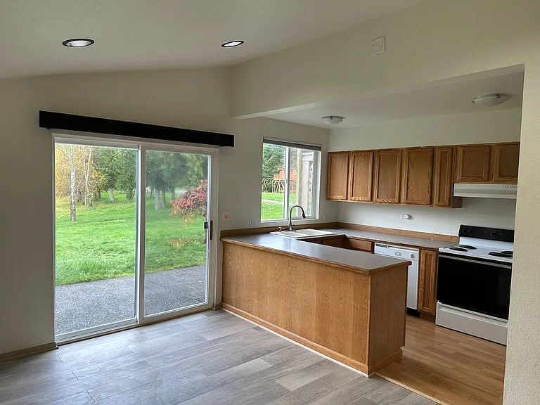 12207 Avondale Rd NE — Photo 6
