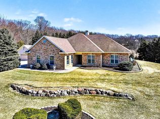 5565 Applewood Ct, Hartford, WI 53027