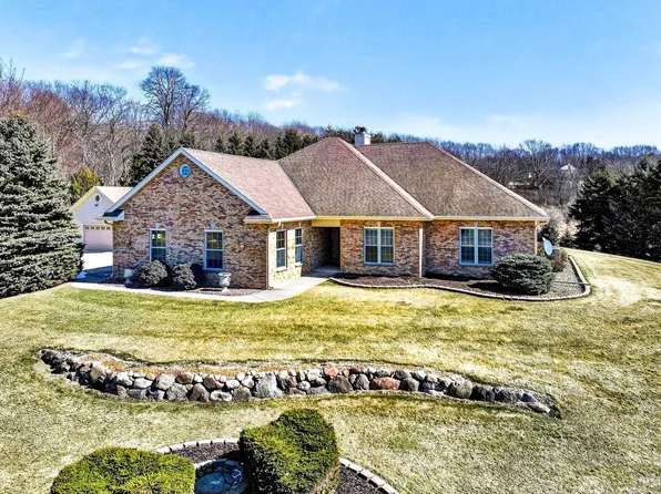 5565 Applewood Ct, Hartford, WI 53027