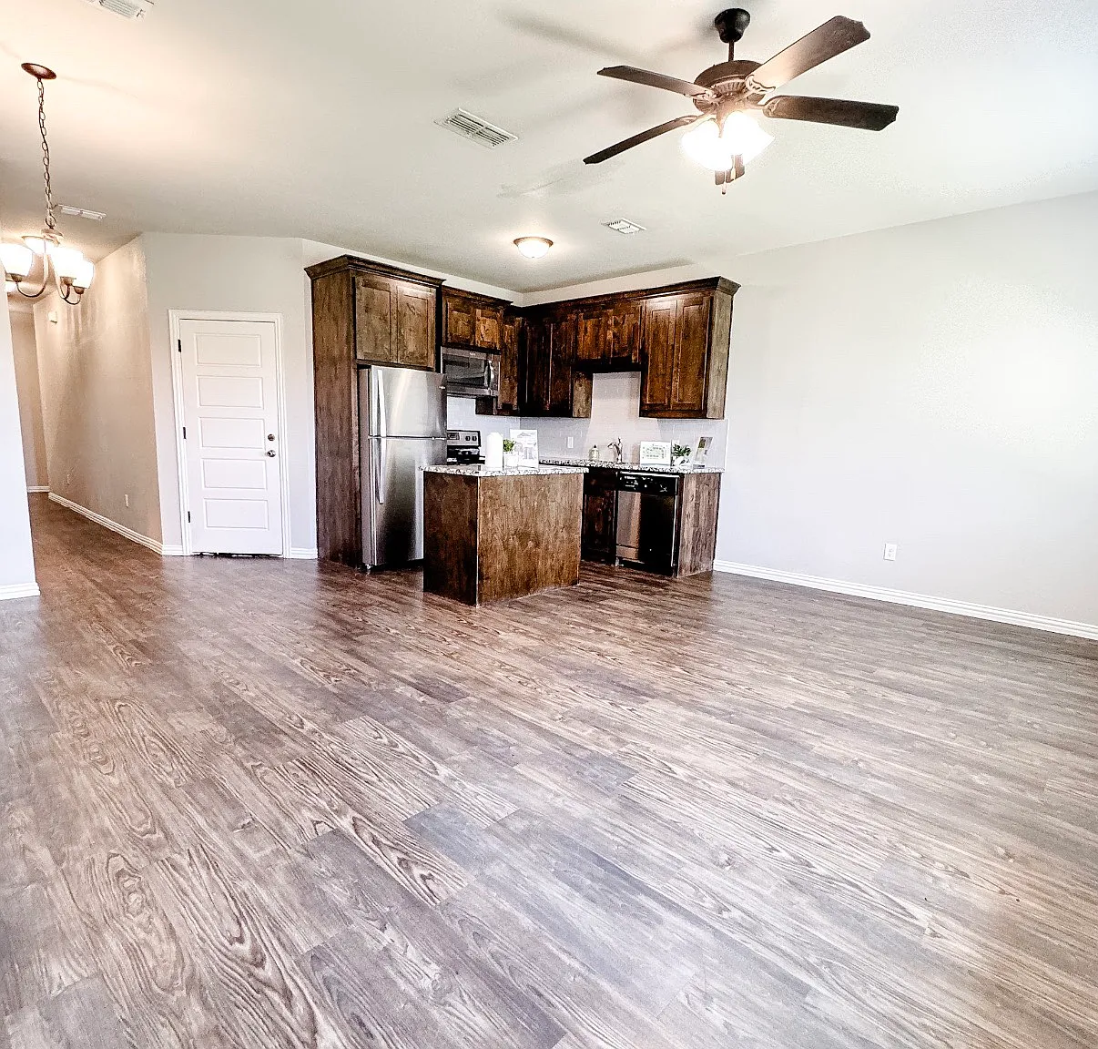 3 bed, 2.5 bath, 1366 sqft, $1,675 — Photo 3