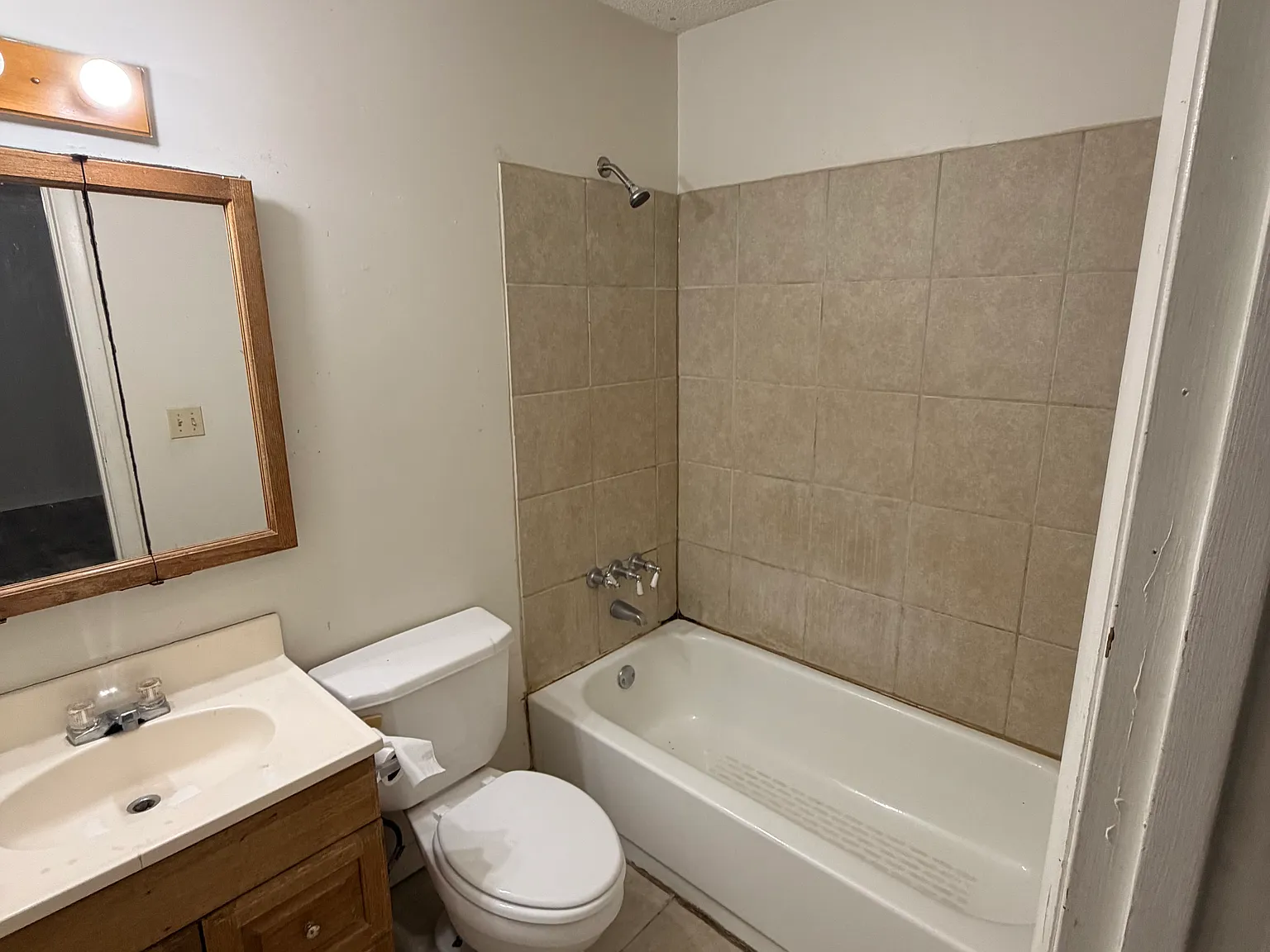 3 bed, 1000 sqft, $1,600 — Photo 3