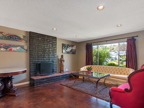 5th image of 2217 Valley Lake Dr