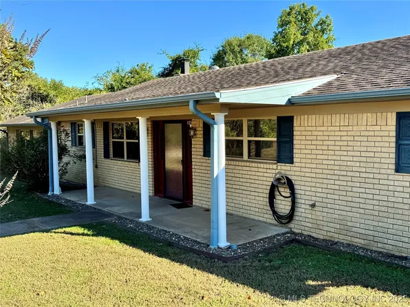 2416 N Madison St, Hugo, OK 74743