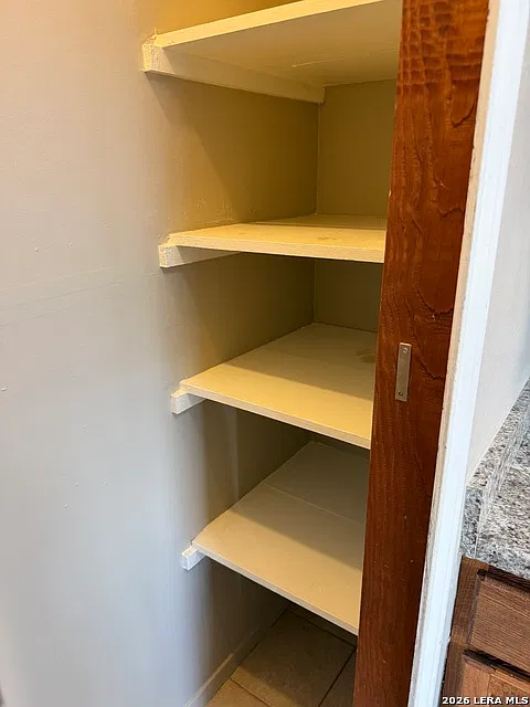 2 bed, 1.0 bath, 884 sqft, $1,300 — Photo 4