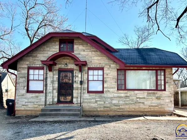 2528 SW Washburn Ave, Topeka, KS 66611