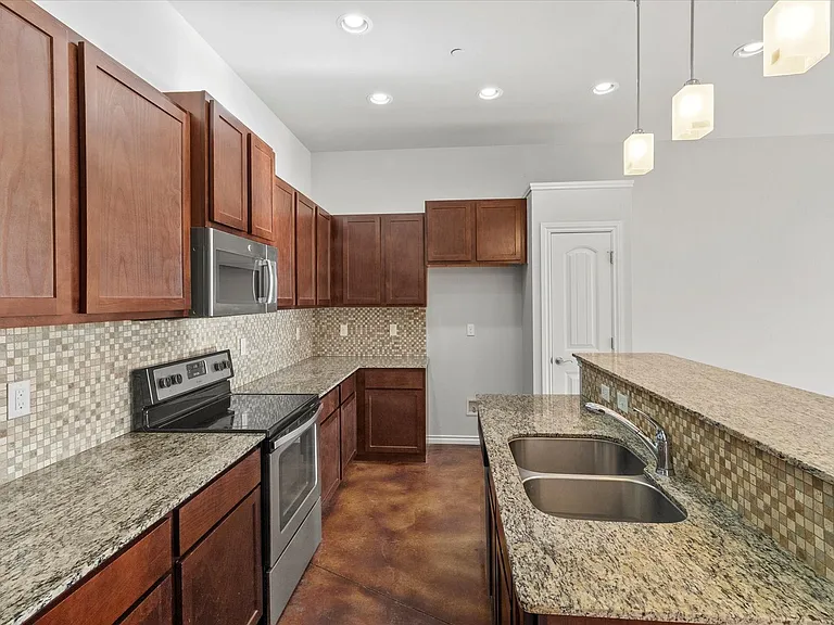 475 S Fretz Ave — Photo 8