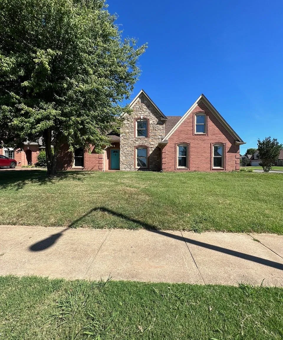 4 bed, 2.5 bath, 2074 sqft, $2,100 — Photo 1