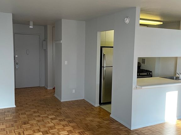 3rd image of 1 Irving Pl #19I