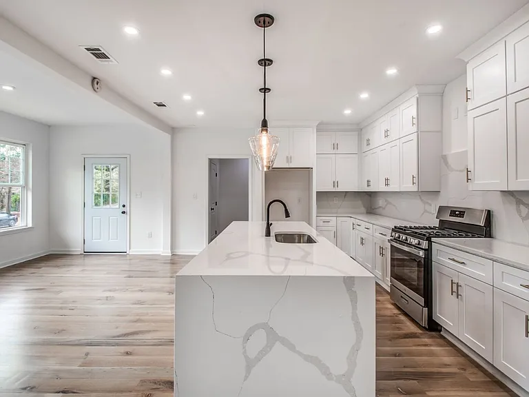 1781 Forrest Ave — Photo 6