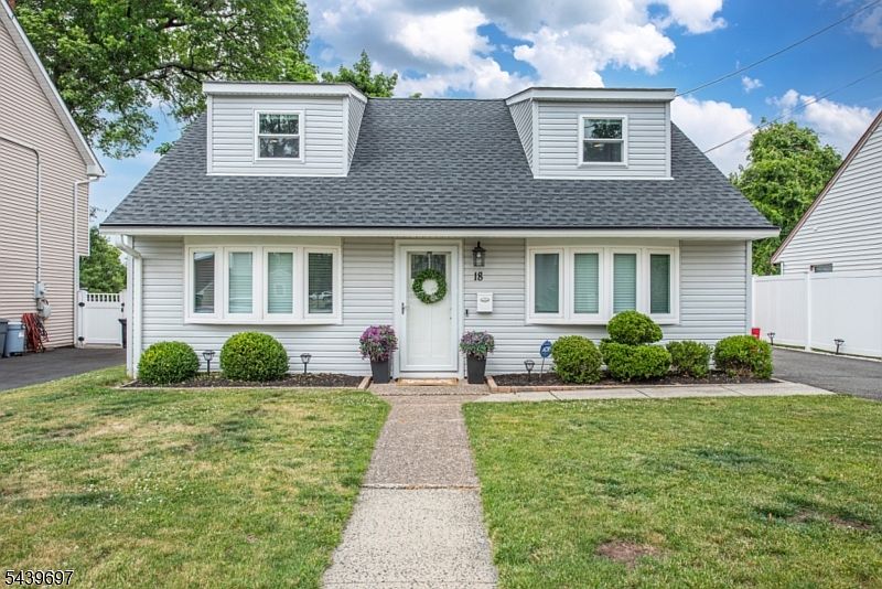 1st image of 18 Sweetwood Dr
