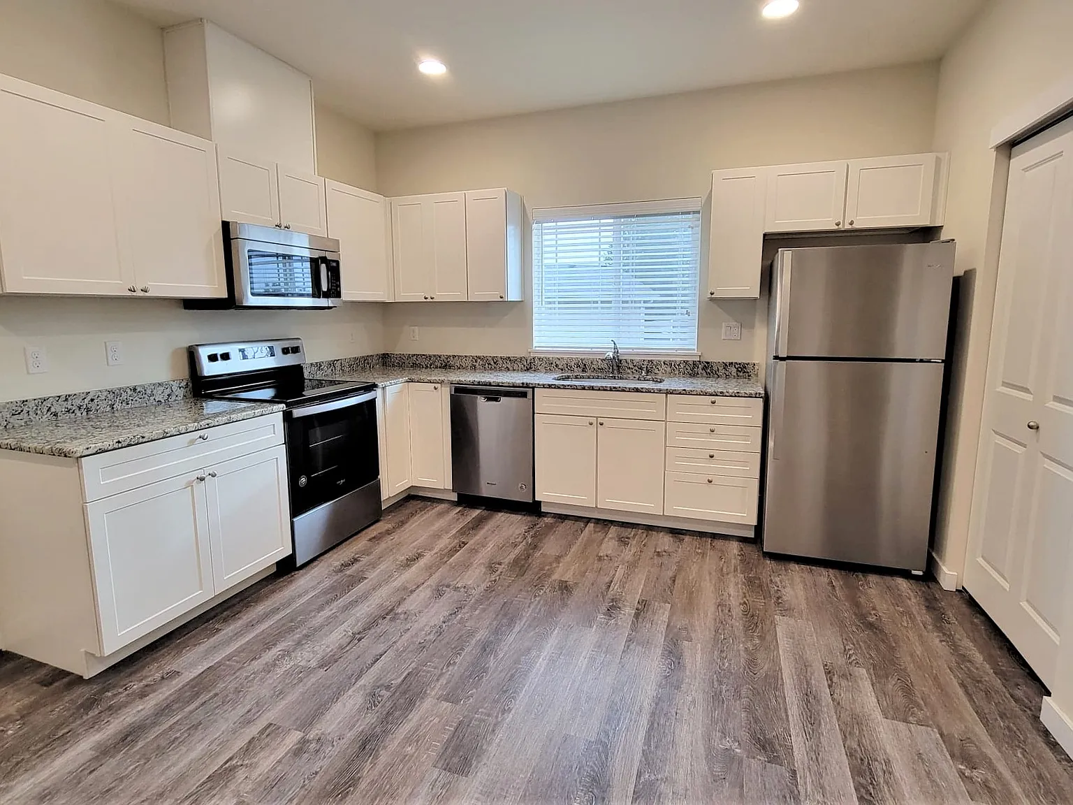 2 bed, 1.5 bath, 1040 sqft, $2,245 — Photo 3