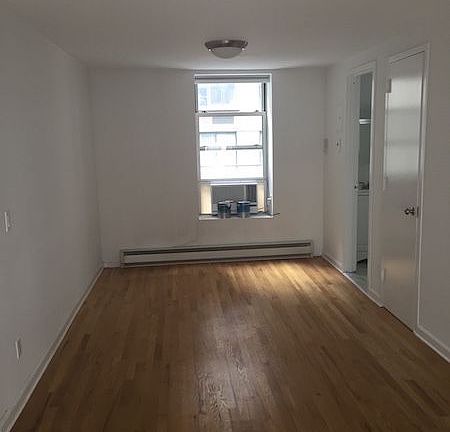 4th image of 160 E 33rd St APT 3