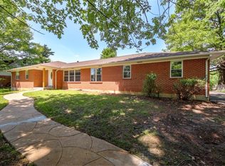 10811 N Warson Rd, Saint Louis, MO 63114