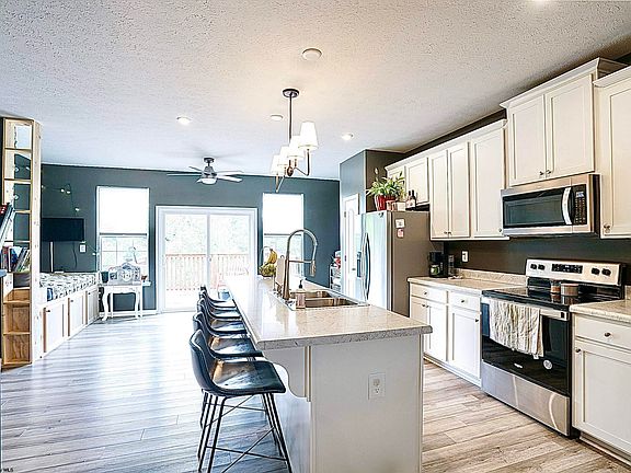 3rd image of 236 Queensbury Ct