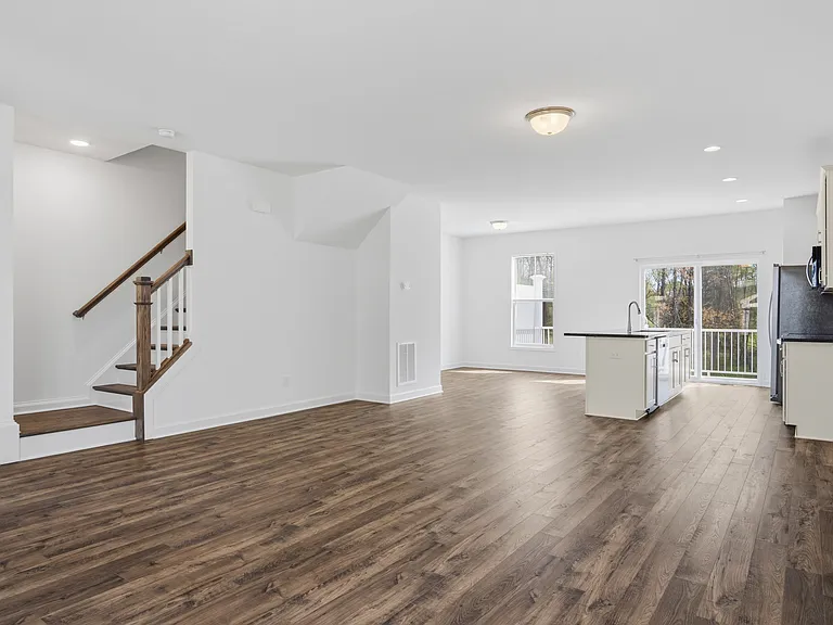 1053 Balsam Ln — Photo 6