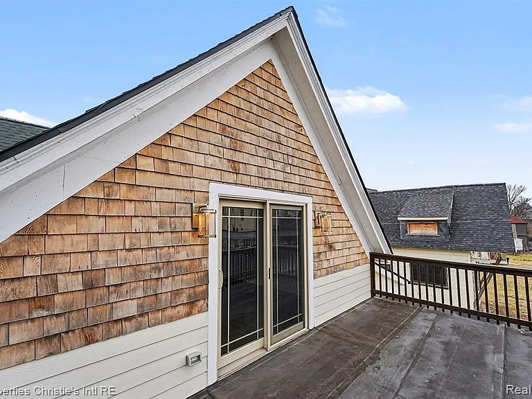 1463 Baldwin St — Photo 10
