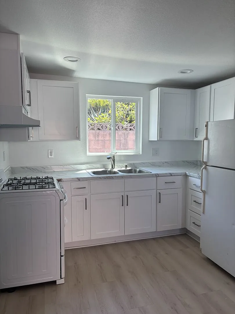 Charming 2-Bedroom 1-Bathroom House 218 Oak St., Unit C — Photo 4