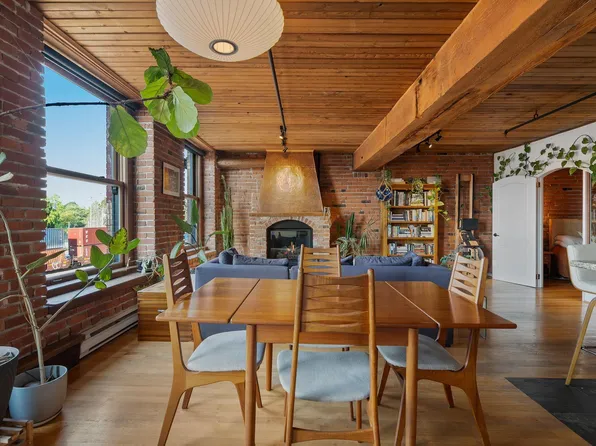 41 Alexander St #305, Vancouver, BC V6A 1B2