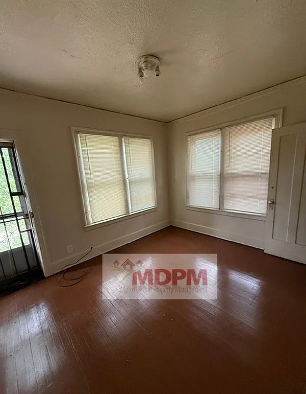 3 bed, 800 sqft, $1,000 — Photo 3