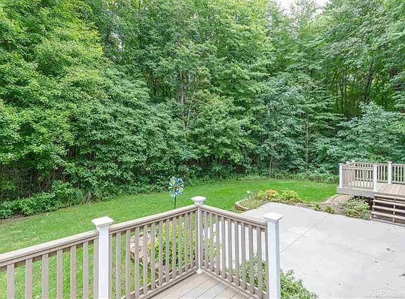 5th image of 2752 E Lake Dr