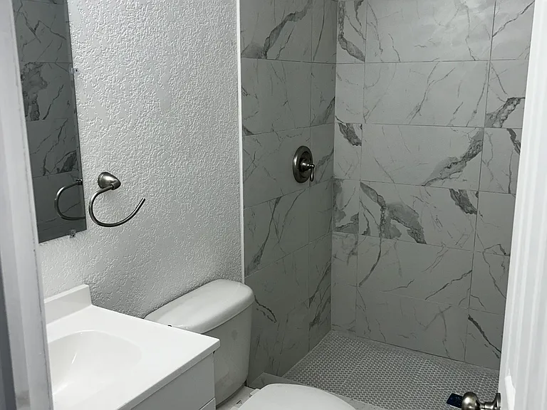 210 W Fox St — Photo 3