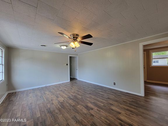 3rd image of 705 Parkview Dr