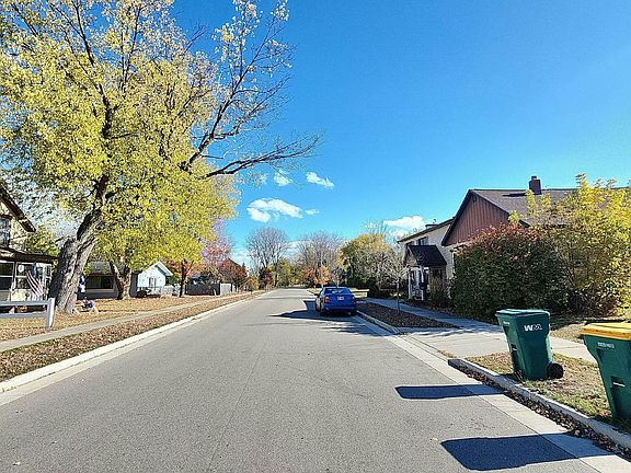 5th image of 302 Bird St