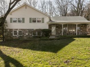 1155 Lindsay Ln, Meadowbrook, PA 19046
