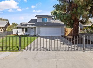 704 W Robin Ave, Visalia, CA 93291