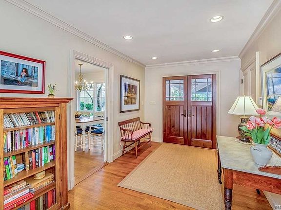 3rd image of 6 E Huxley Dr