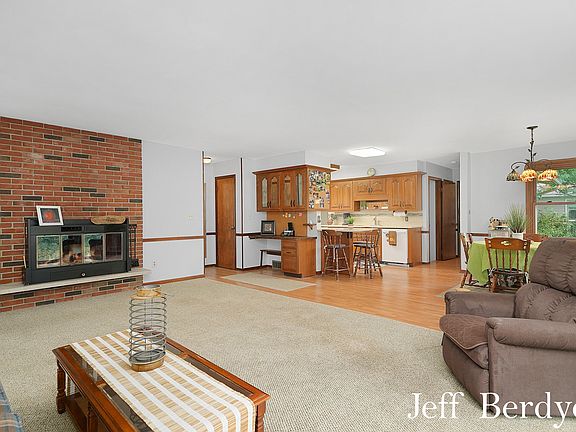 4th image of 2490 Saratoga Dr NE