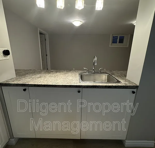 736 Stormont St #LOWER — Photo 3