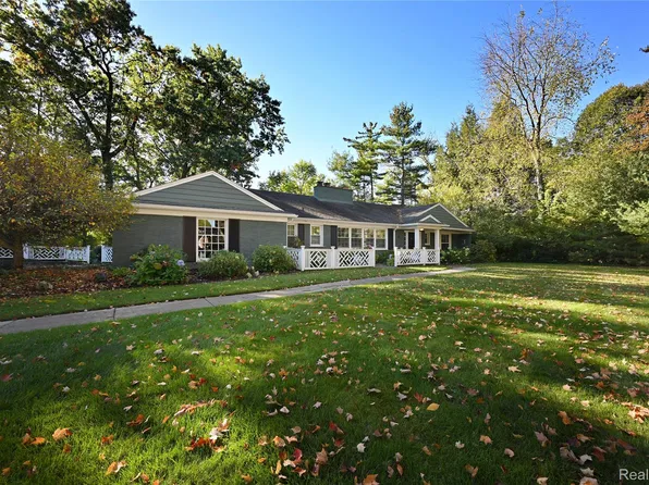 3865 Oakhills Dr, Bloomfield Hills, MI 48301
