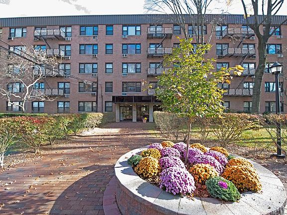 3rd image of 6 Birchwood Ct APT 2L