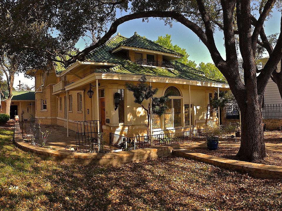 Front of carriage house