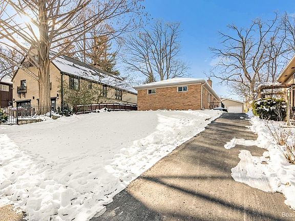 2nd image of 820-822 Edgewood Pl