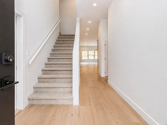4th image of 464 Mountain View Dr