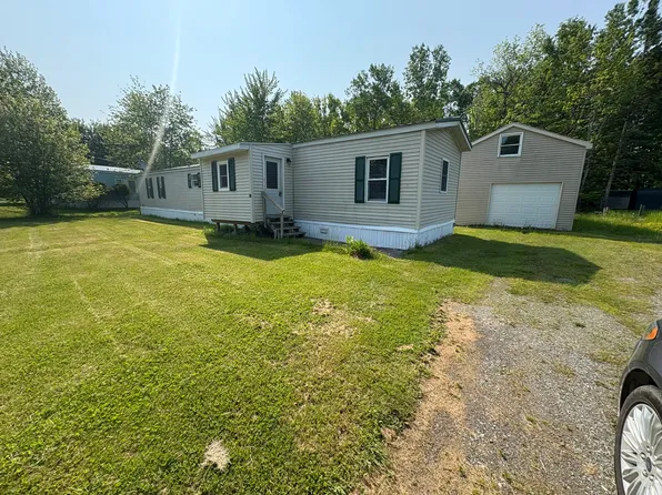 11 Maple St, Milford, ME 04461