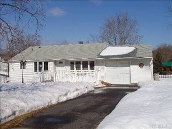 2 Gail Ct, Kings Park, NY 11754
