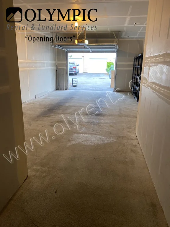 LVP flooring - 3 bdrm DuPont Condo, Low maintenance — Photo 4