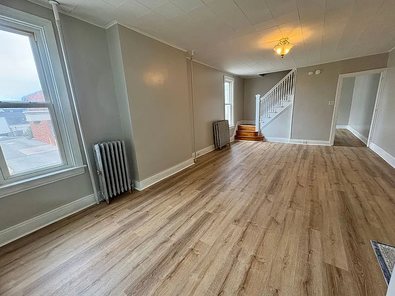 923 W Princess St — Photo 5