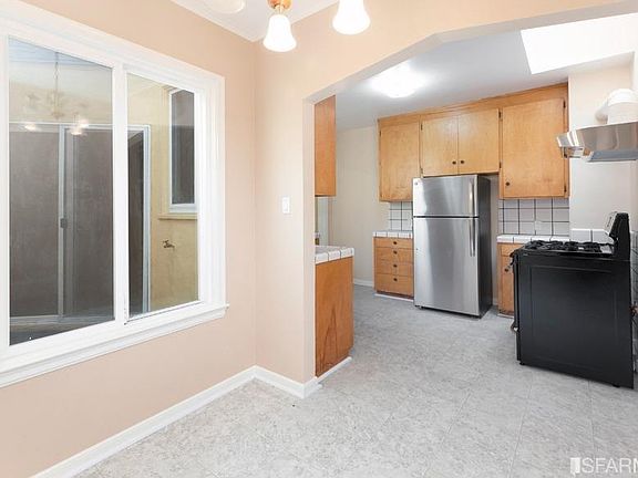 4th image of 186 School St