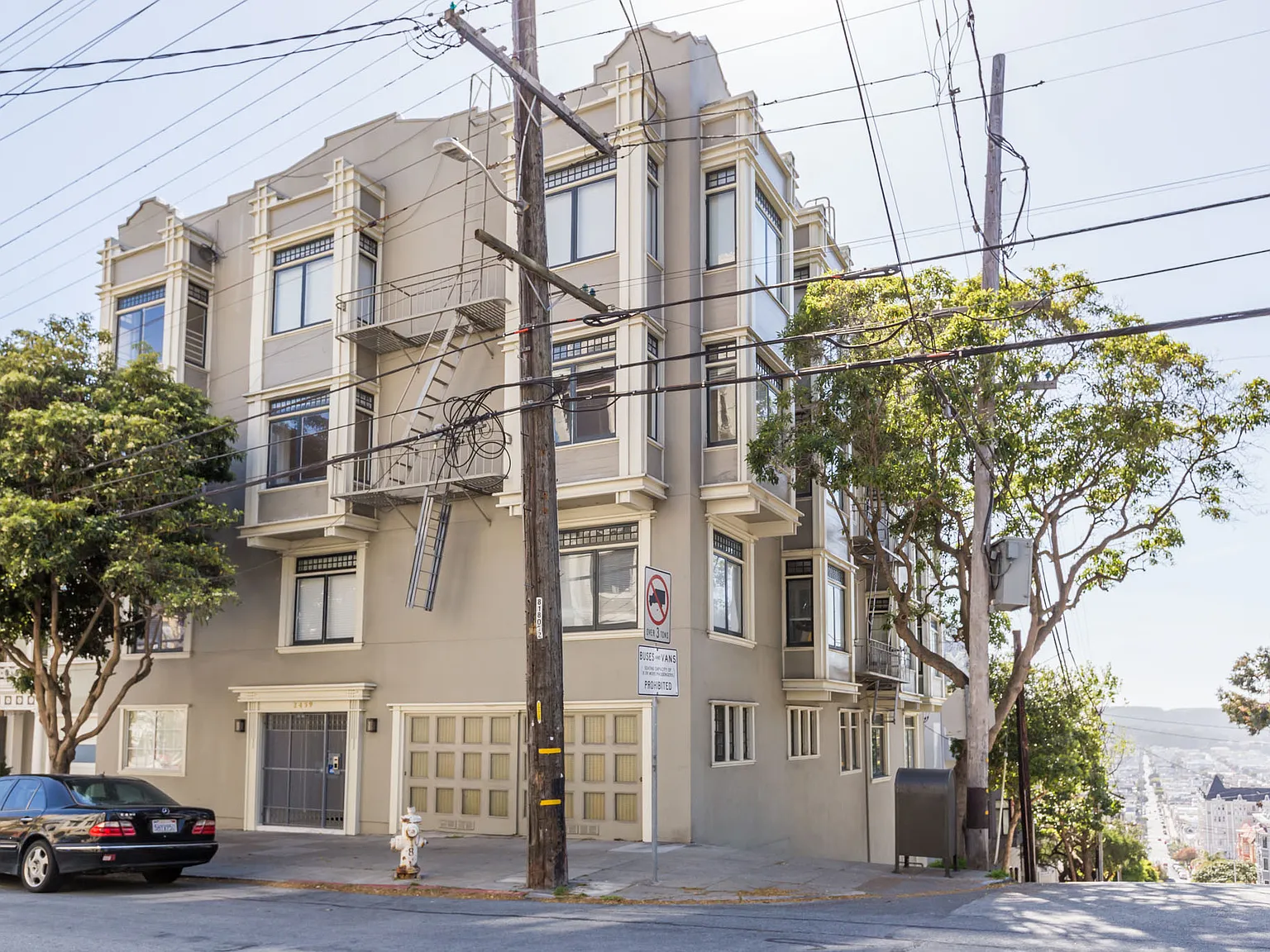 2459 Larkin — Photo 4