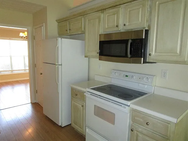 3 bed, 2.0 bath, 1876 sqft, $2,180 — Photo 2