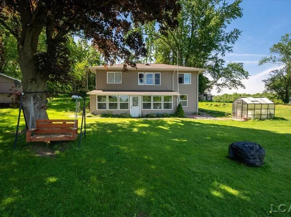 1400 Lakeview Dr, Tipton, MI 49287