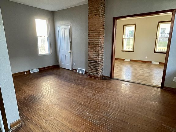 5th image of 2751 Burden St