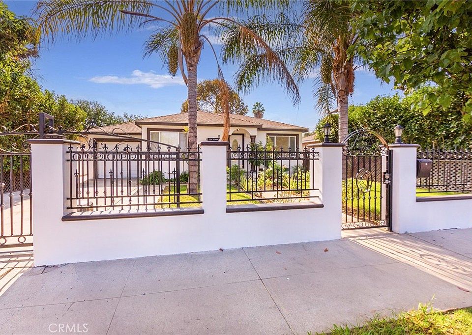 1st image of 15556 Saticoy St